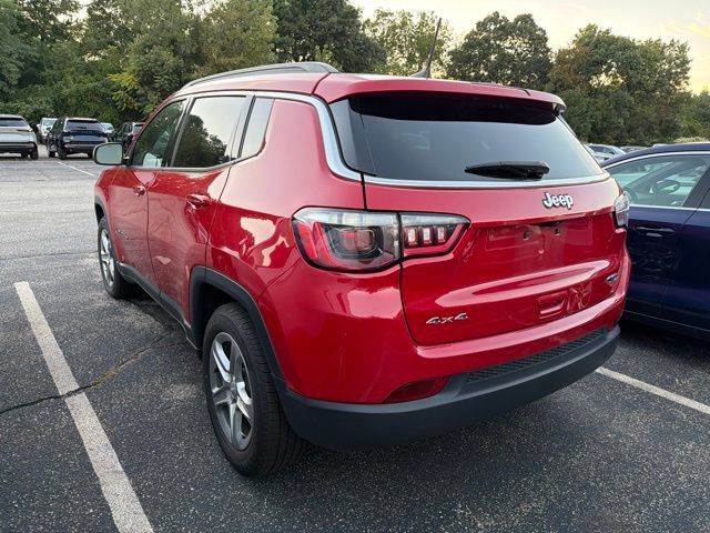 Used 2024 Jeep Compass Latitude AWD/4WD image 4