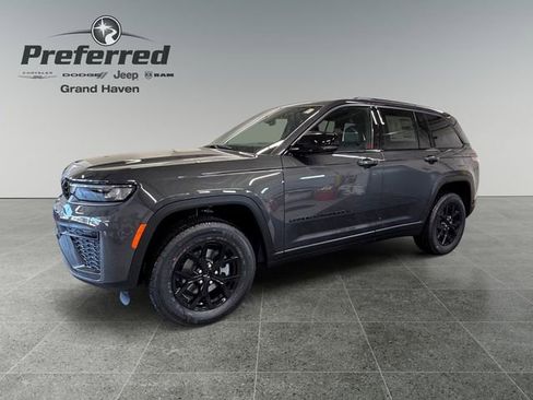 Used 2026 Jeep Grand Cherokee Altitude AWD/4WD image 10