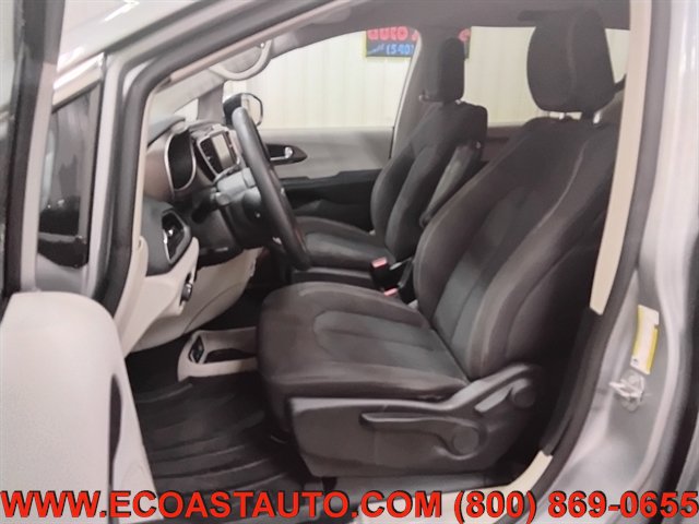 Used 2020 Chrysler Voyager L FWD image 10