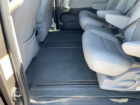 Used 2020 Toyota Sienna XLE Premium w/ Carpet Mat Package FWD image 34