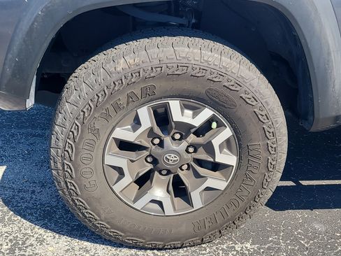 Used 2020 Toyota Tacoma TRD Off-Road w/ TRD Premium Off Road Package AWD/4WD image 9