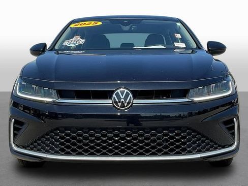 Used 2025 Volkswagen Jetta SE FWD image 2