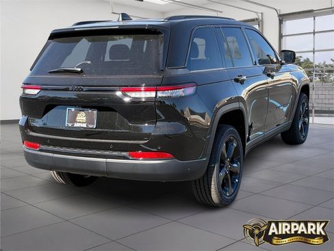New 2025 Jeep Grand Cherokee Laredo image 4