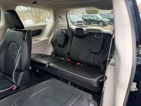 Used 2023 Chrysler Pacifica Limited FWD image 28