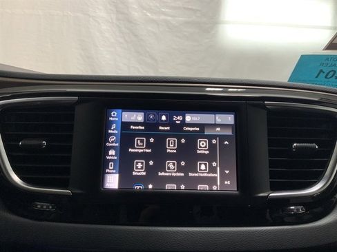 Used 2023 Chrysler Voyager LX image 32