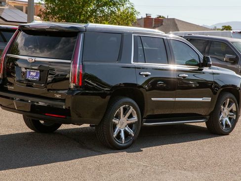 Used 2016 Cadillac Escalade Luxury AWD/4WD image 4
