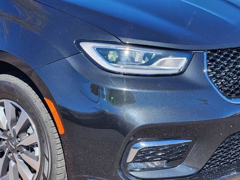 Used 2024 Chrysler Pacifica Select image 28