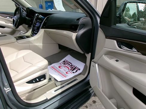Used 2019 Cadillac Escalade Luxury AWD/4WD image 11