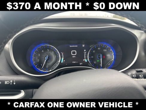 Used 2023 Chrysler Pacifica Touring-L image 12