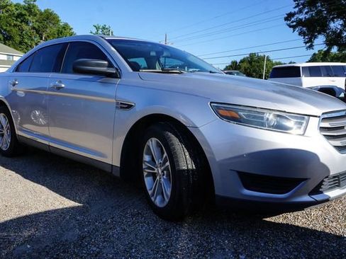 Used 2018 Ford Taurus SE FWD image 2