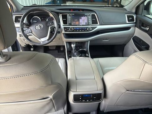 Used 2019 Toyota Highlander XLE AWD/4WD image 16