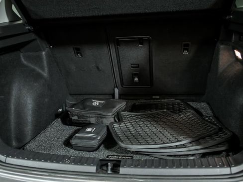 Used 2023 Volkswagen Taos SE w/ Panoramic Sunroof Package image 8