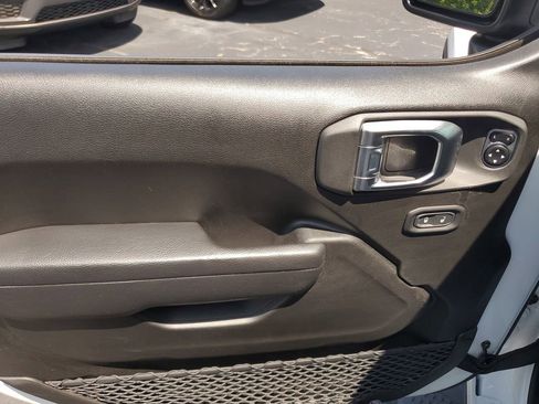 Certified 2023 Jeep Gladiator Sport AWD/4WD image 18