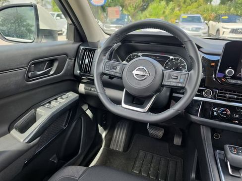 Used 2024 Nissan Pathfinder SV FWD image 9