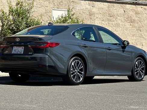 Used 2025 Toyota Camry XLE AWD/4WD image 3