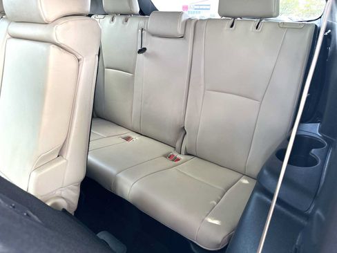 Used 2021 Toyota Highlander XLE FWD image 28