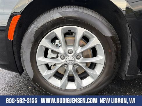 Used 2026 Chrysler Pacifica Limited FWD image 30