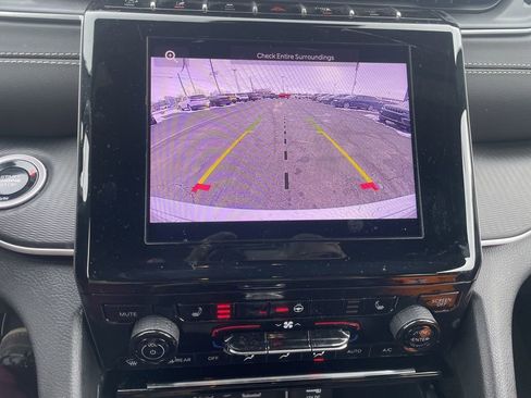 Used 2024 Jeep Grand Cherokee Altitude image 29