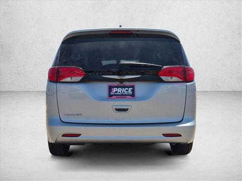 Used 2022 Chrysler Voyager LX FWD image 8