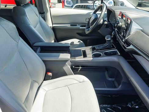 Used 2022 Toyota Sienna Limited FWD image 13