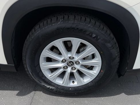 Certified 2024 Toyota Grand Highlander FWD image 9