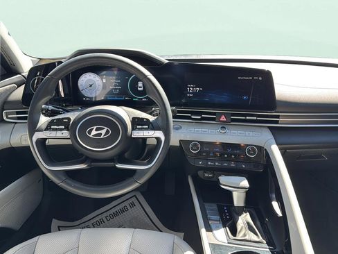 Used 2025 Hyundai Elantra Limited image 9