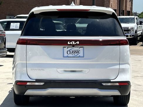Used 2023 Kia Carnival LX FWD image 5