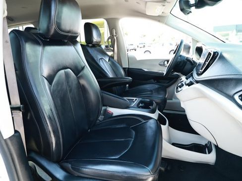 Used 2023 Chrysler Pacifica Touring-L FWD image 29