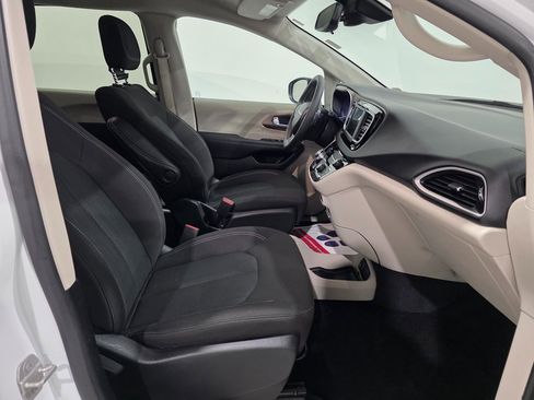 Used 2024 Chrysler Voyager LX image 23