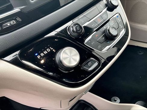 Used 2023 Chrysler Voyager LX image 16