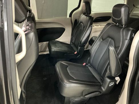 Used 2023 Chrysler Pacifica Touring-L FWD image 4