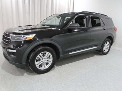 Certified 2021 Ford Explorer XLT w/ Equipment Group 202A image 3