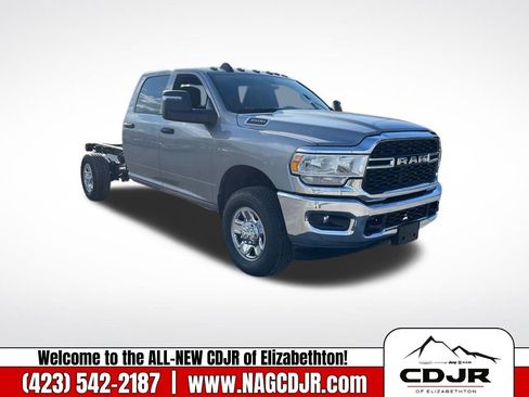 New 2023 RAM 3500 Tradesman w/ Chrome Appearance Group image 9