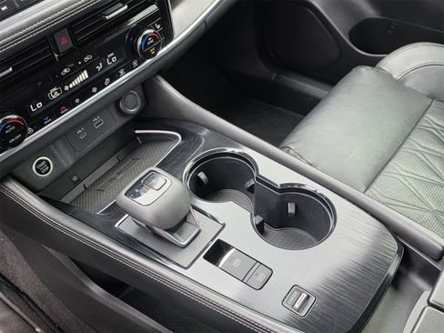 Used 2022 Nissan Rogue Platinum w/ Head-Up Display Package image 15