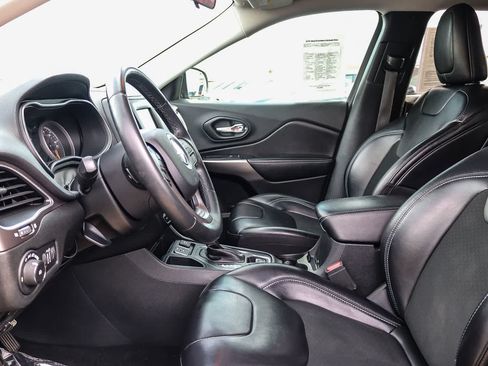 Used 2019 Jeep Cherokee Latitude Plus FWD image 17