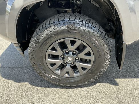 Used 2021 Toyota Tacoma SR5 AWD/4WD image 9