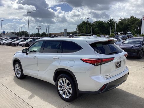 Used 2023 Toyota Highlander Limited FWD image 5
