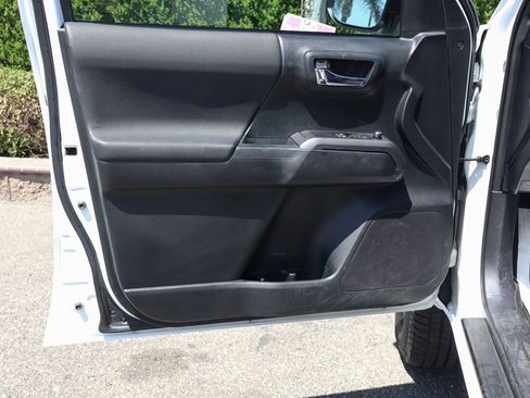 Used 2016 Toyota Tacoma TRD Sport image 14