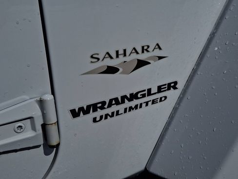 Used 2017 Jeep Wrangler Unlimited Sahara w/ Connectivity Group AWD/4WD image 28
