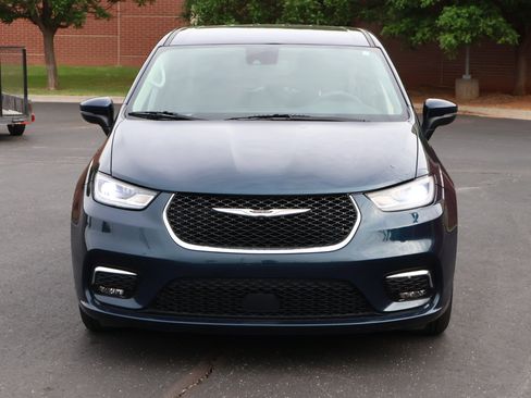 Used 2023 Chrysler Pacifica Touring-L FWD image 28
