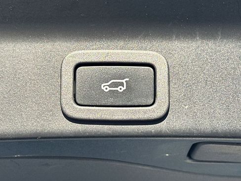 Used 2019 Jaguar F-PACE Premium image 19