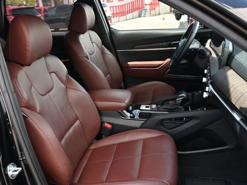 Used 2024 Kia Telluride SX w/ Towing Package FWD image 16