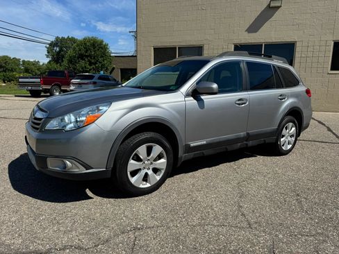 Used 2011 Subaru Outback 2.5i Limited AWD/4WD image 4