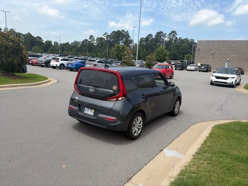 Used 2021 Kia Soul LX FWD image 4
