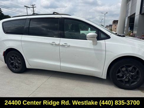 Used 2019 Chrysler Pacifica Limited w/ S Appearance Package FWD image 7