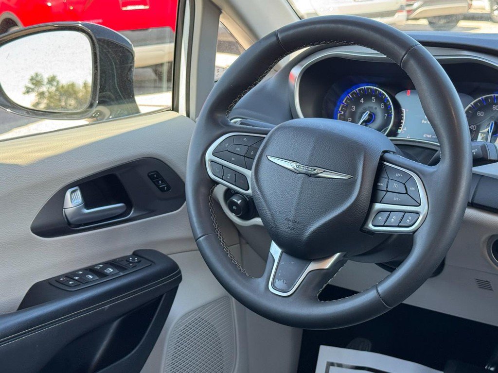 Used 2024 Chrysler Pacifica Touring-L FWD image 15