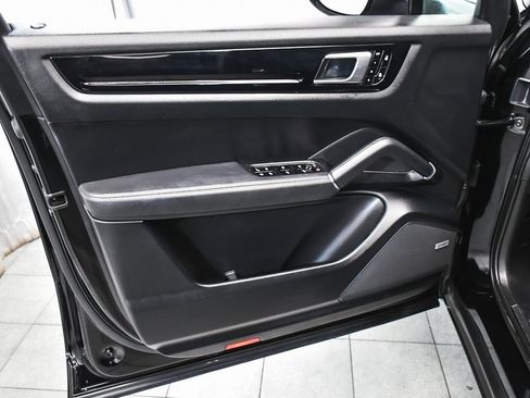 Used 2020 Porsche Cayenne E-Hybrid image 9