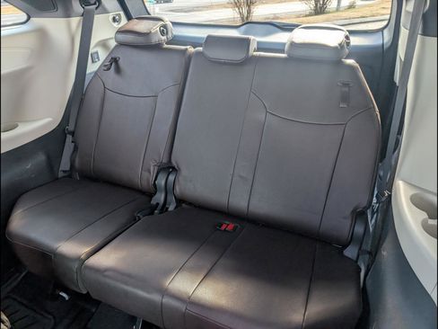 Used 2023 Toyota Sienna Platinum image 11