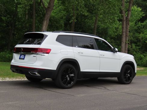Used 2025 Volkswagen Atlas SE w/ Panoramic Sunroof Package AWD/4WD image 3