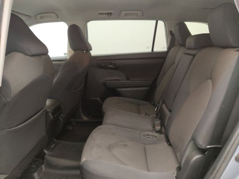 Used 2021 Toyota Highlander LE AWD/4WD image 18